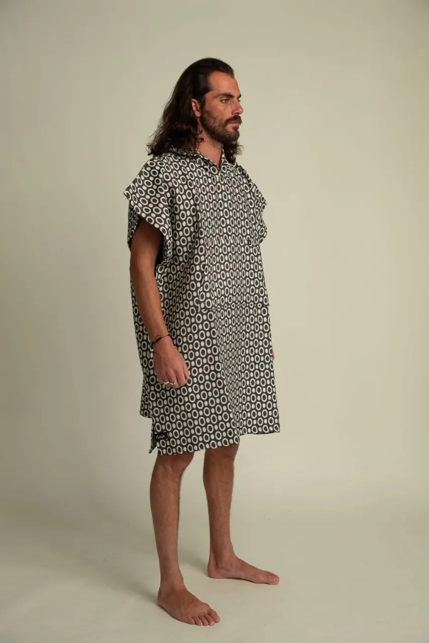 Futah - Pulse Black Adult Poncho (2)